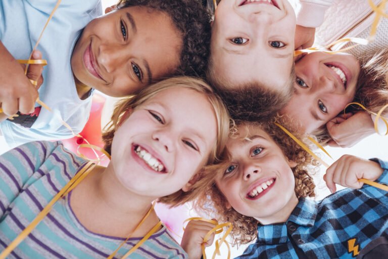 Kinderen op schoolreisje.