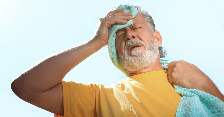 Heb je een zonnesteek? Wat zijn de symptomen van een zonnesteek en is er een behandeling? Tips van dermatoloog Marjolein Leenarts.